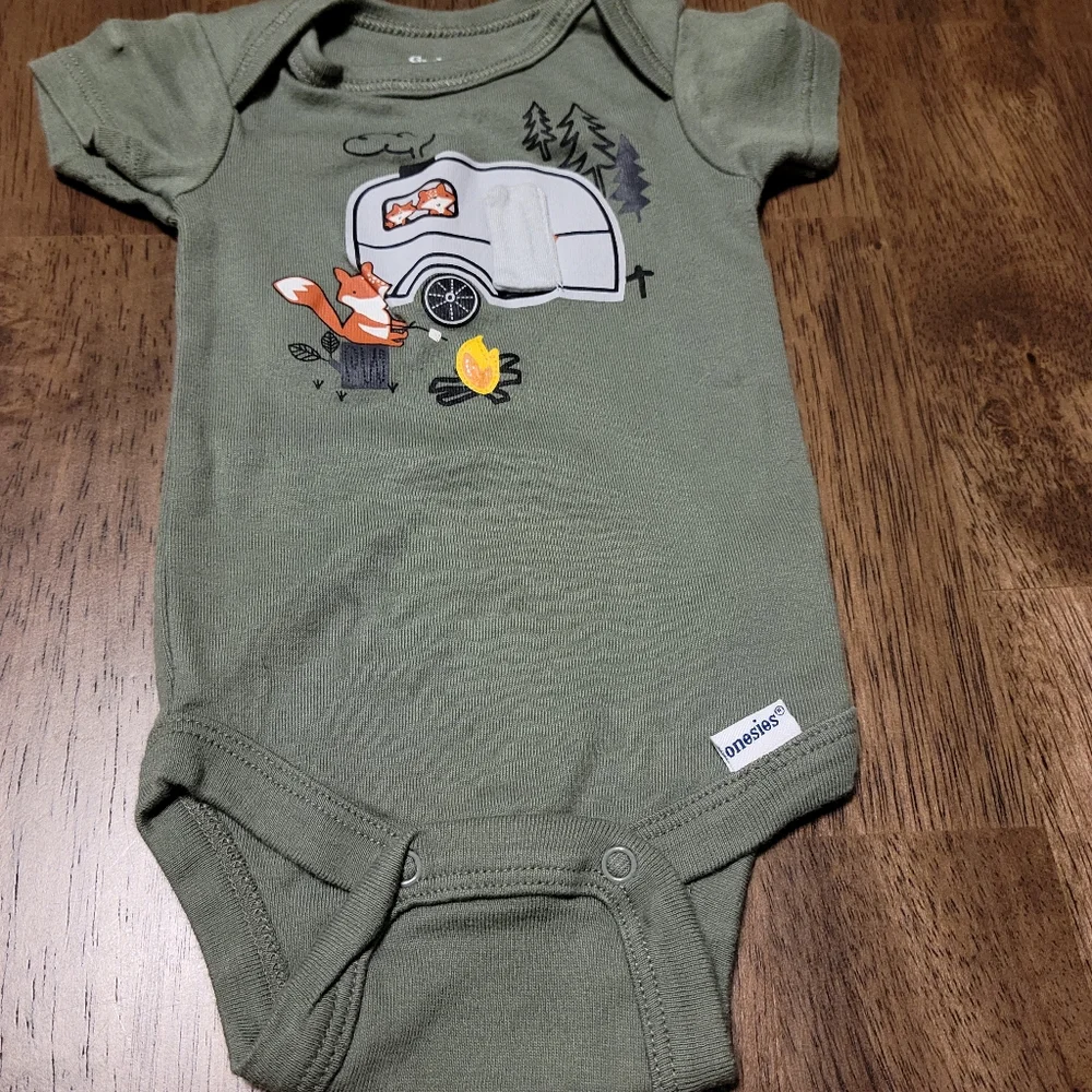 Two short‎ sleeves green Gerber 0 to 3 month onesies